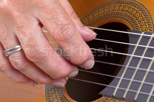 Foto d'archivio: Vecchio · mano · giocare · chitarra · donna