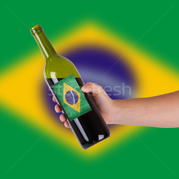 Mano bottiglia vino rosso etichetta Brasile Foto d'archivio © michaklootwijk