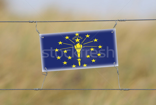 Granicy ogrodzenia starych plastikowe podpisania banderą Zdjęcia stock © michaklootwijk