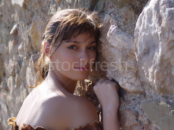 Pretty woman pietre perete Imagine de stoc © michey