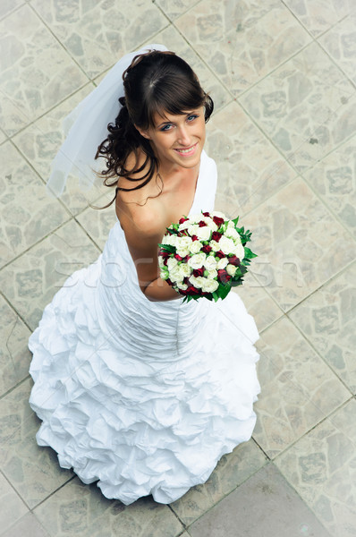 Esbelto novia vestido blanco ramo mirar hermosa Foto stock © mikhail_ulyannik