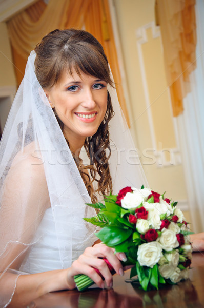 Glimlachend bruid witte jurk boeket rozen glimlach Stockfoto © mikhail_ulyannik