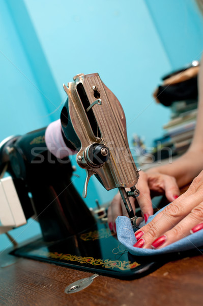 Handen oude metaal naaimachine werken Stockfoto © mikhail_ulyannik