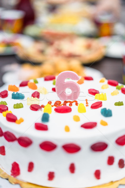Branco bolo de aniversário colorido comida fundo bolo Foto stock © MikhailMishchenko