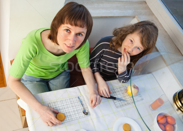 Familie ontbijt dochter moeder samen Stockfoto © MikLav