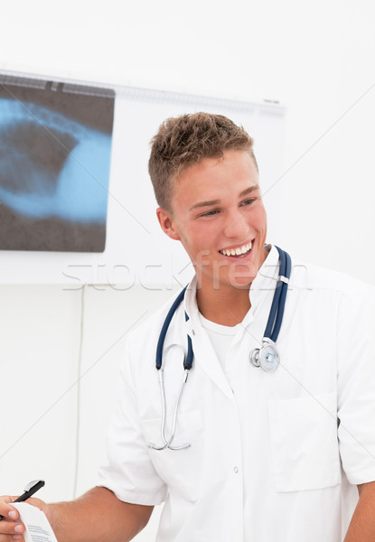 Médico una buena noticia sonriendo jóvenes paciente diagnóstico Foto stock © MikLav