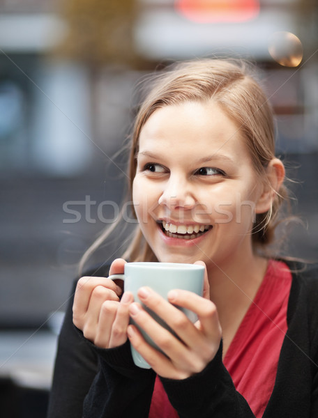 Mooie jonge vrouw beker warme drank restaurant Stockfoto © MikLav