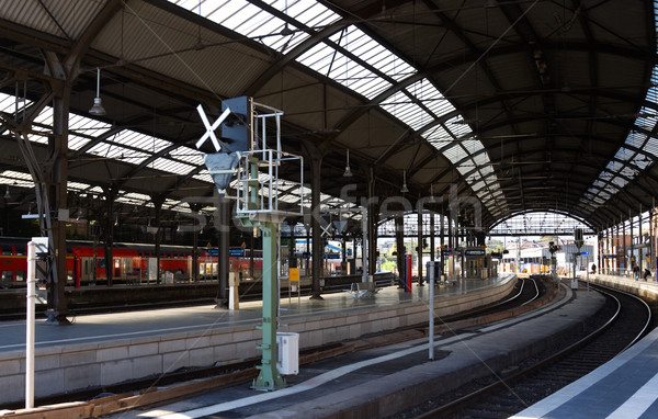 Foto stock: Estación · de · ferrocarril · brillante · pasajeros · espera · tren