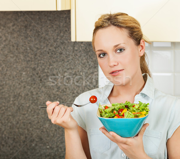 Jonge vrouw salade mooie permanente keuken Stockfoto © MikLav