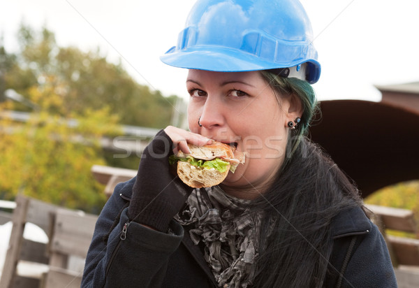 Vrouwelijke werknemer eten sandwich Blauw Stockfoto © MikLav