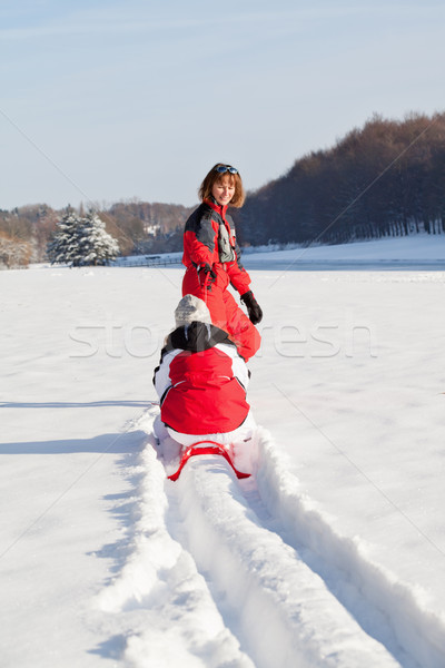母親 女兒 冬天 公園 中年婦女 商業照片 © MikLav