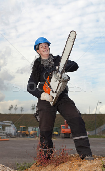 Női munkás láncfűrész munkaruha munkavédelmi sisak nagy Stock fotó © MikLav