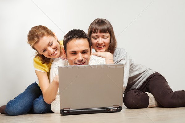 Gelukkig vrienden laptop computer groep drie gelukkige mensen Stockfoto © MikLav