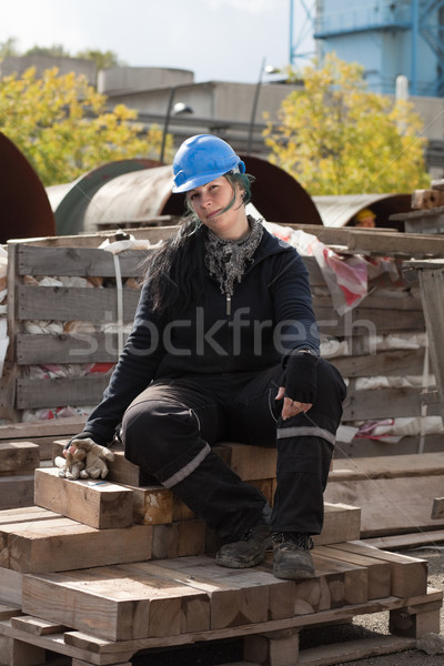 ストックフォト: 女性 · マニュアル · ワーカー · 青 · ヘルメット · 木製