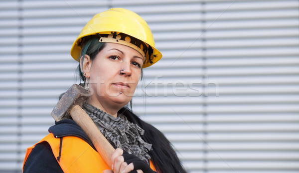 Feminino manual trabalhador martelo capacete de segurança Foto stock © MikLav