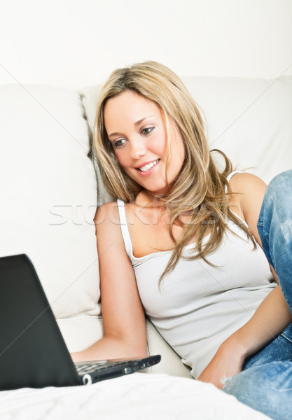 年輕女子 坐在 沙發 筆記本電腦 漂亮 年輕 商業照片 © MikLav