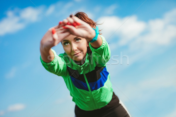 Stock foto: Entspannenden · Natur · jungen · Fitness · Frau · Dehnung · Ausübung