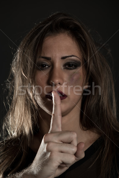 年輕女子 濫用 受害者 手指 嘴唇 看 商業照片 © MilanMarkovic78