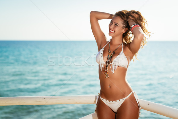 Relaxante tempo belo mulher jovem praia Foto stock © MilanMarkovic78