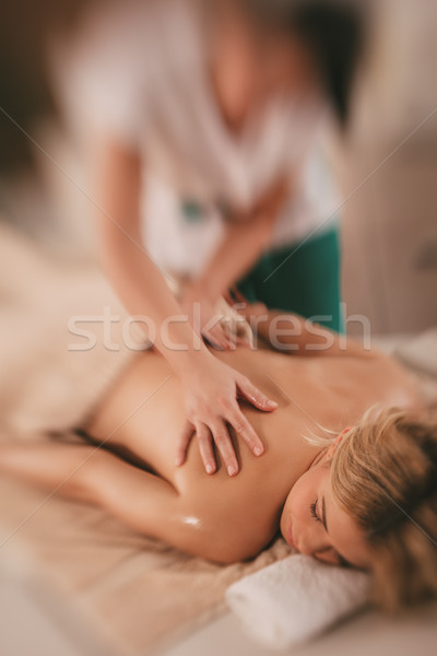 Foto stock: De · volta · massagem · jovem · terapeuta · relaxar · feminino