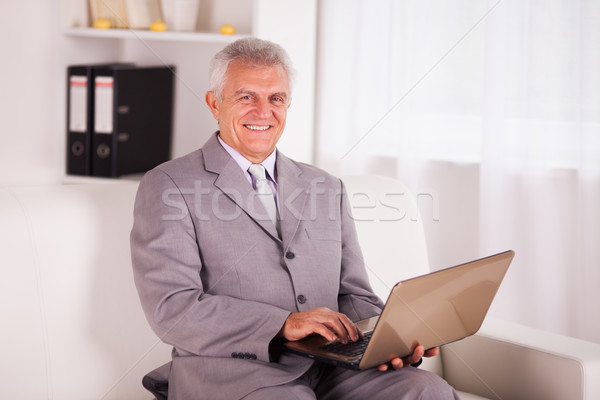 Foto stock: Senior · empresário · feliz · trabalhando · casa · laptop