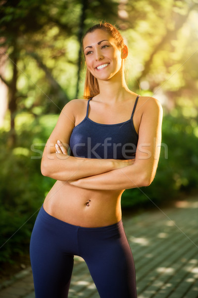Jogging park gyönyörű fiatal nő pihen nő Stock fotó © MilanMarkovic78