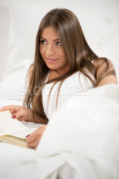 Olvas ágy aranyos fiatal gyönyörű nő könyv Stock fotó © MilanMarkovic78