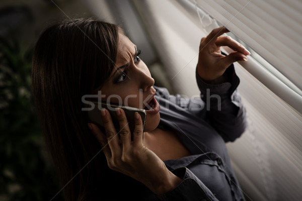 Frică tineri femeie speriat uita fereastră Imagine de stoc © MilanMarkovic78