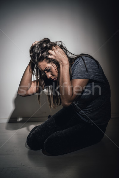 Slachtoffer jonge vrouw vergadering beneden Stockfoto © MilanMarkovic78