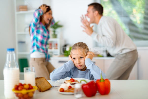 [[stock_photo]]: Tristesse · triste · petite · fille · déjeuner · parents · cuisine