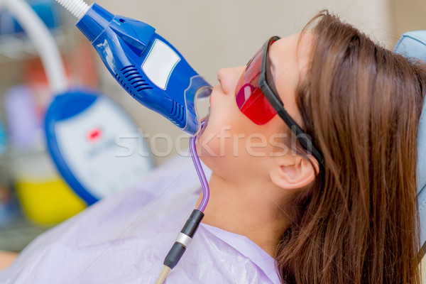 Lézer fogfehérítés gyönyörű fiatal nő látogatás fogorvosi rendelő Stock fotó © MilanMarkovic78