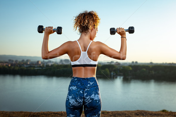 Foto stock: Esfuerzo · diario · jóvenes · mujer · de · la · aptitud · entrenamiento