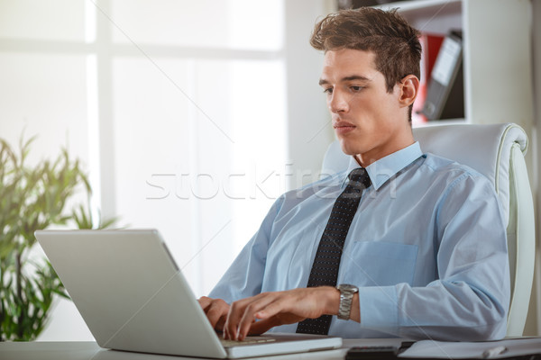 Perfectie uitvoerende mannelijke werken laptop naar Stockfoto © MilanMarkovic78