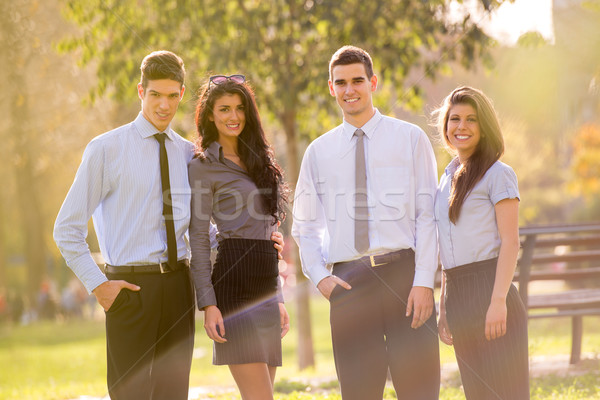 Echipa de afaceri rupe grup mic oameni de afaceri în picioare parc Imagine de stoc © MilanMarkovic78