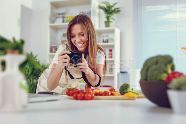 étel blogger munka gyönyörű fiatal nő elvesz Stock fotó © MilanMarkovic78