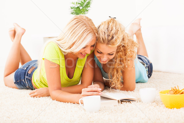 Czas wolny dwa piękna dziewcząt dywan czytania Zdjęcia stock © MilanMarkovic78