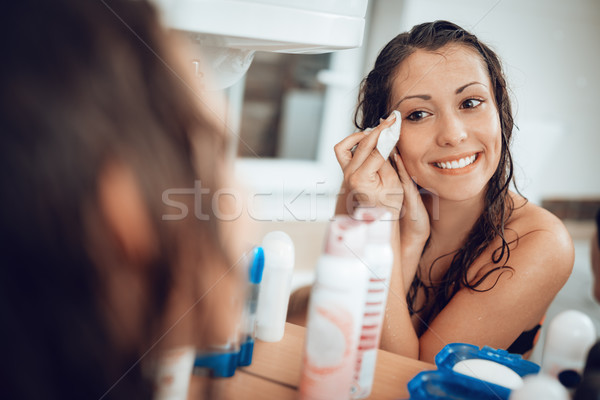 Fată se completează până frumos zâmbitor Imagine de stoc © MilanMarkovic78