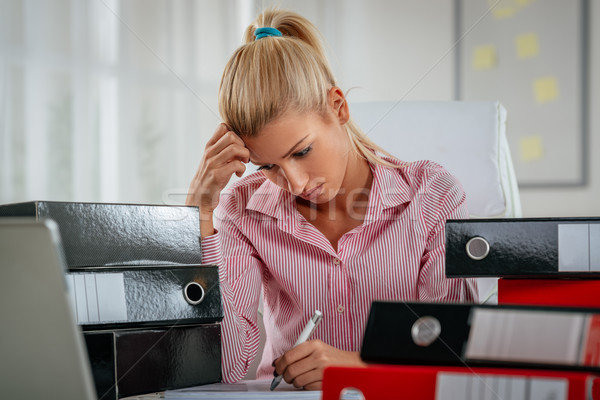 Pracy poważnie młodych zmęczony zmartwiony business woman Zdjęcia stock © MilanMarkovic78
