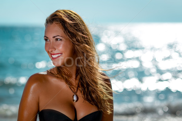 Barna bőr portré gyönyörű fiatal nő élvezi tengerpart Stock fotó © MilanMarkovic78