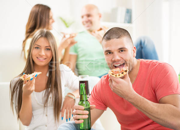 Młodych mężczyzn jedzenie pizza uśmiechnięty pitnej Zdjęcia stock © MilanMarkovic78