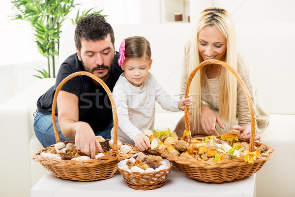 Család vendéglátás boldog család együtt szülők lánygyermek Stock fotó © MilanMarkovic78