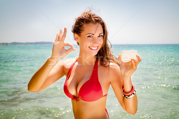 Ochrona przed słońcem pewny piękna młoda kobieta opalenizna mleczko kosmetyczne Zdjęcia stock © MilanMarkovic78