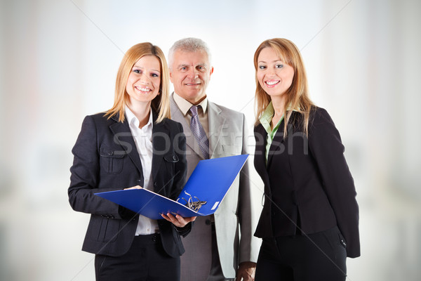 ストックフォト: ビジネスチーム · 3 · 笑みを浮かべて · ビジネスの方々 · 立って · オフィス