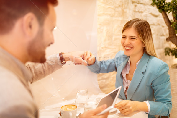 Fiatal üzletemberek törik kávézó ünnepel sikeres Stock fotó © MilanMarkovic78