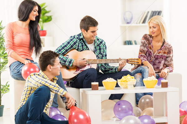 Stok fotoğraf: Asılı · dışarı · gitar · küçük · bir · grup · gençler · arkadaşlar