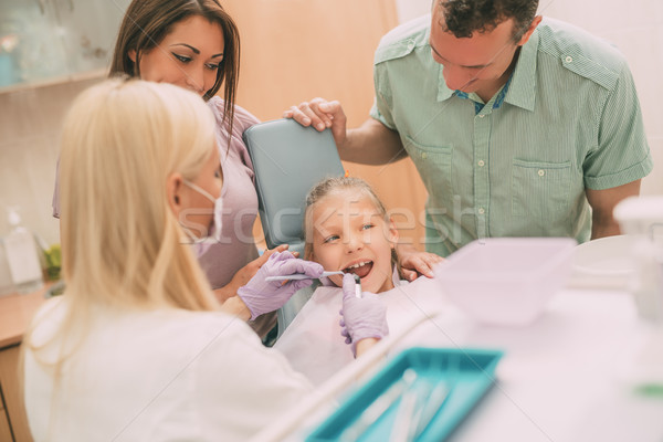 Kislány fogorvos boldog család látogatás fogorvosi rendelő női Stock fotó © MilanMarkovic78