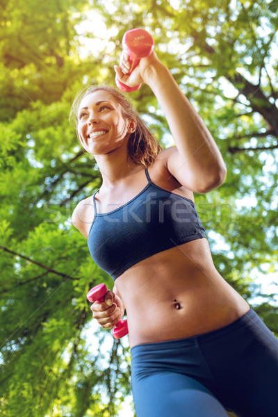 Sok előnyök kint testmozgás fiatal fitnessz nő Stock fotó © MilanMarkovic78