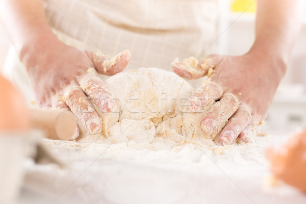 [[stock_photo]]: Paire · mains · table