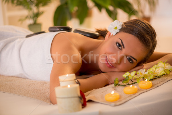 Therapie cute vrouw genieten Maakt een reservekopie massage Stockfoto © MilanMarkovic78