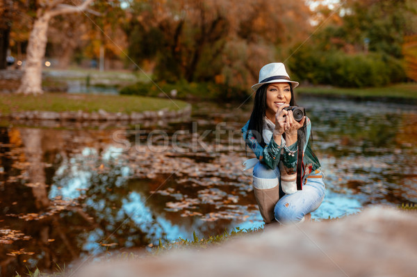 Automne couleurs lentille heureux femme photographe [[stock_photo]] © MilanMarkovic78